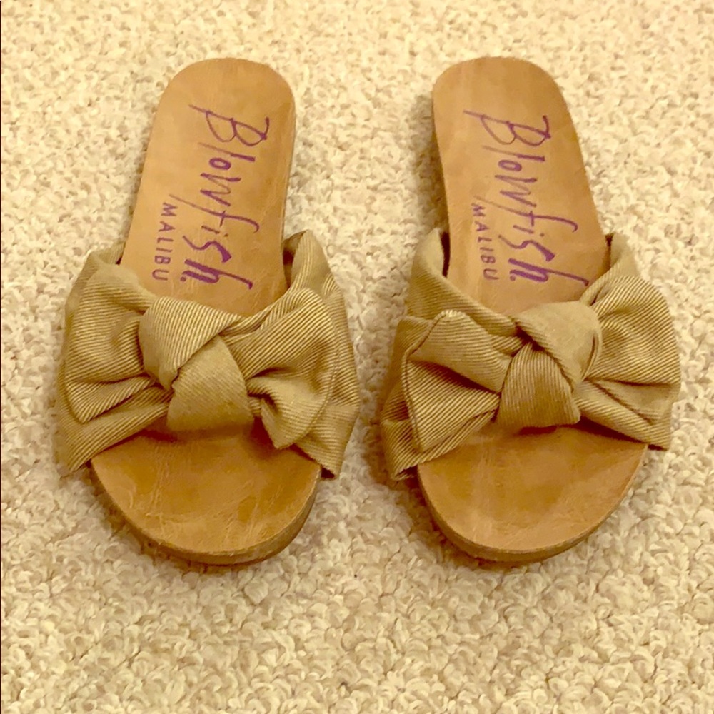 Tan Colored Bow Accent Slides